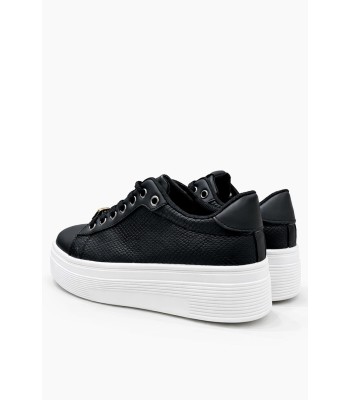 Μαύρο sneaker με chunky σόλα και μεταλλική λεπτομέρεια