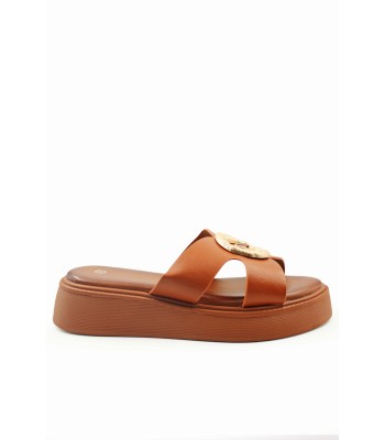 Flatform σε κάμελ χρώμα με εντυπωσιακό χρυσό διακοσμητικό