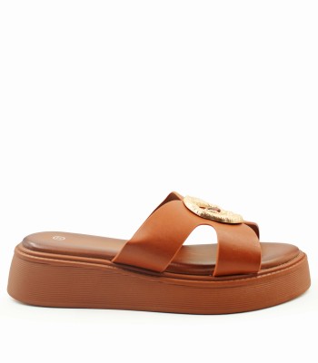 Flatform σε κάμελ χρώμα με εντυπωσιακό χρυσό διακοσμητικό