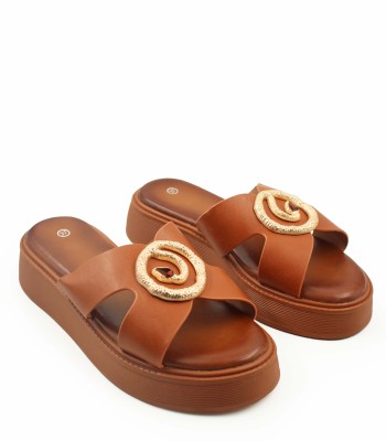 Flatform σε κάμελ χρώμα με εντυπωσιακό χρυσό διακοσμητικό