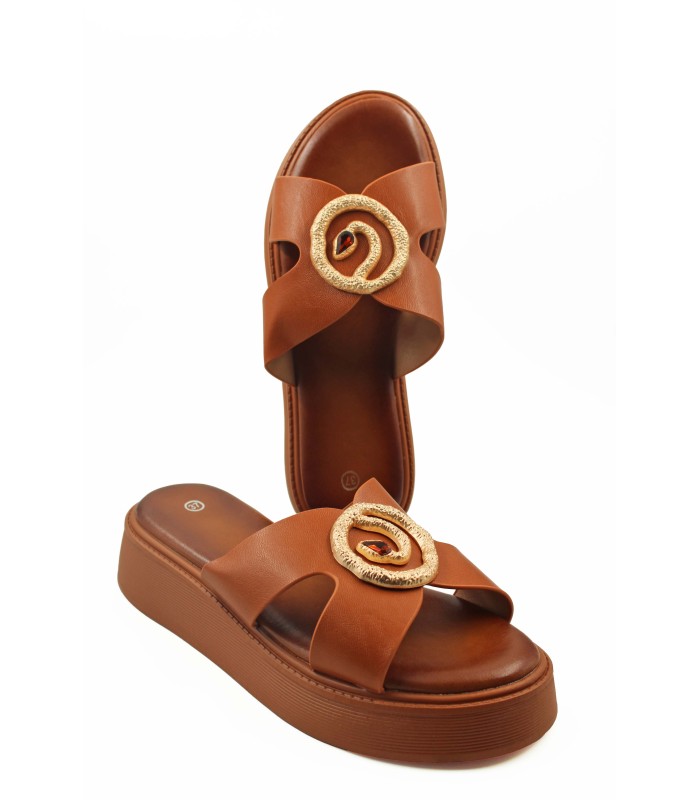 Flatform σε κάμελ χρώμα με εντυπωσιακό χρυσό διακοσμητικό