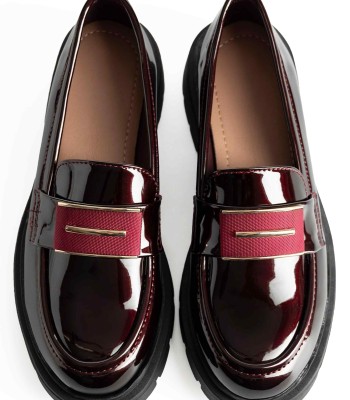 Μπορντό loafer με chunky σόλα και διακοσμητική αγκράφα