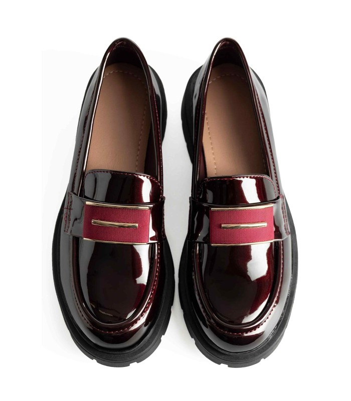 Μπορντό loafer με chunky σόλα και διακοσμητική αγκράφα
