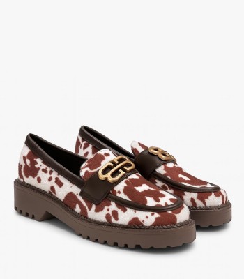 Loafer cow print με chunky σόλα και μεταλλική αγκράφα