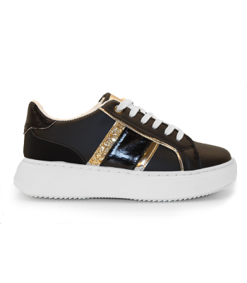 Γυναικεία sneakers σε μαύρο χρώμα και  χρυσές λεπτομέρειες
