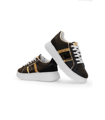 Γυναικεία sneakers σε μαύρο χρώμα και  χρυσές λεπτομέρειες