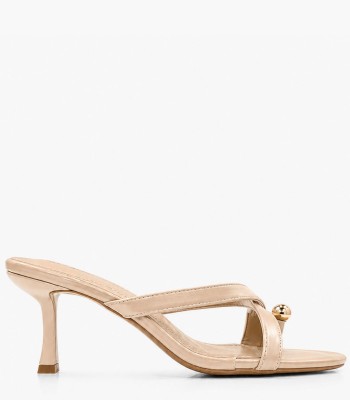 Μπεζ mule πέδιλο με toe ring και χρυσή λεπτομέρεια