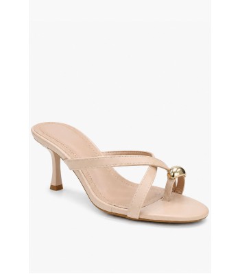 Μπεζ mule πέδιλο με toe ring και χρυσή λεπτομέρεια