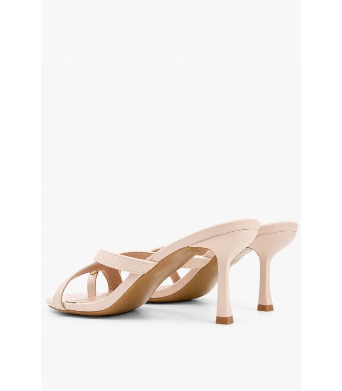 Μπεζ mule πέδιλο με toe ring και χρυσή λεπτομέρεια