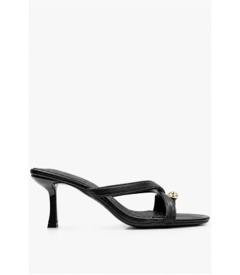 Μαύρο mule πέδιλο με toe ring και χρυσή λεπτομέρεια