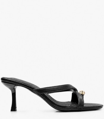Μαύρο mule πέδιλο με toe ring και χρυσή λεπτομέρεια