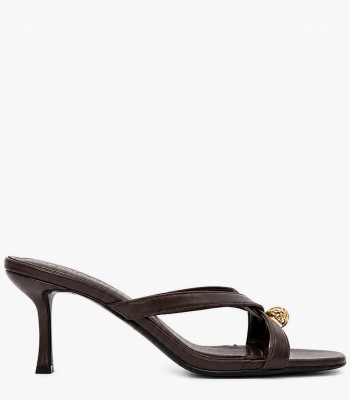 Καφέ mule πέδιλο με toe ring και χρυσή λεπτομέρεια