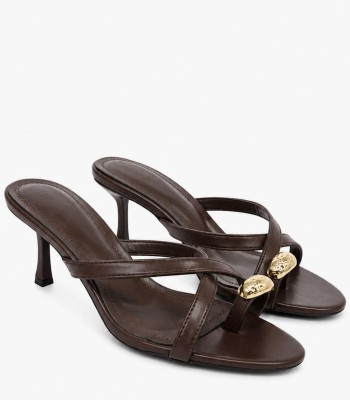 Καφέ mule πέδιλο με toe ring και χρυσή λεπτομέρεια