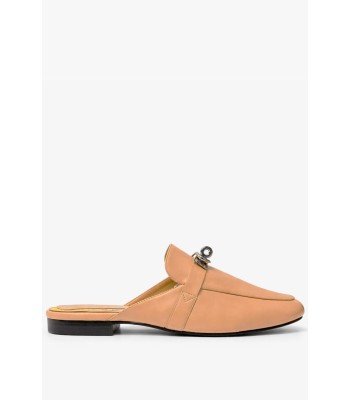 Μπεζ flat mule με μεταλλικό διακοσμητικό