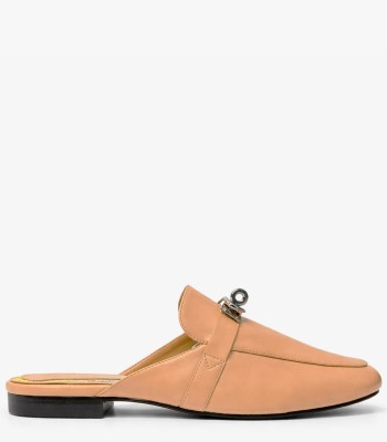 Μπεζ flat mule με μεταλλικό διακοσμητικό