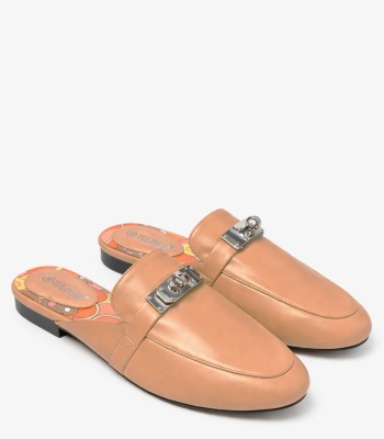 Μπεζ flat mule με μεταλλικό διακοσμητικό