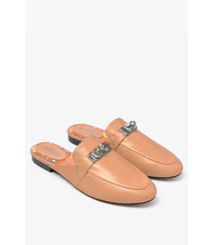 Μπεζ flat mule με μεταλλικό διακοσμητικό