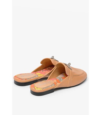 Μπεζ flat mule με μεταλλικό διακοσμητικό