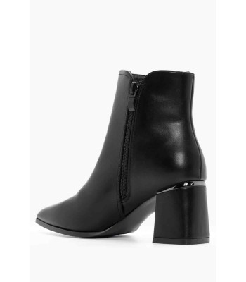 Μαύρο ankle boot με χοντρό τακούνι και μεταλλική λεπτομέρεια