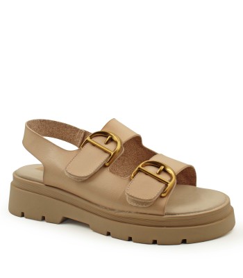Γυναικείο flatform σανδάλι σε μπεζ χρώμα με διπλές αγκράφες και χρυσές λεπτομέρειες