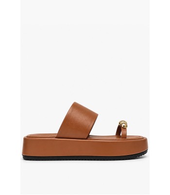 Κάμελ flatform με μεταλλική λεπτομέρεια toe ring