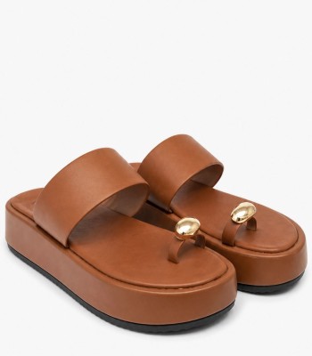 Κάμελ flatform με μεταλλική λεπτομέρεια toe ring