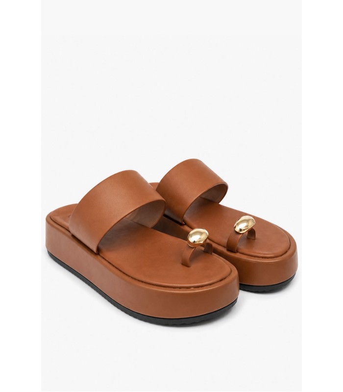 Κάμελ flatform με μεταλλική λεπτομέρεια toe ring