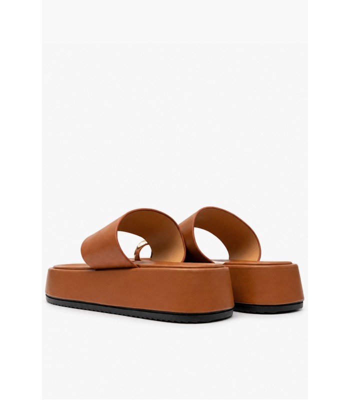 Κάμελ flatform με μεταλλική λεπτομέρεια toe ring