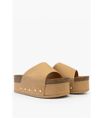 Κάμελ flatform με χρυσά τρουκς