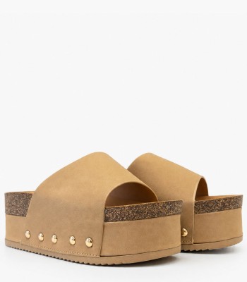 Κάμελ flatform με χρυσά τρουκς