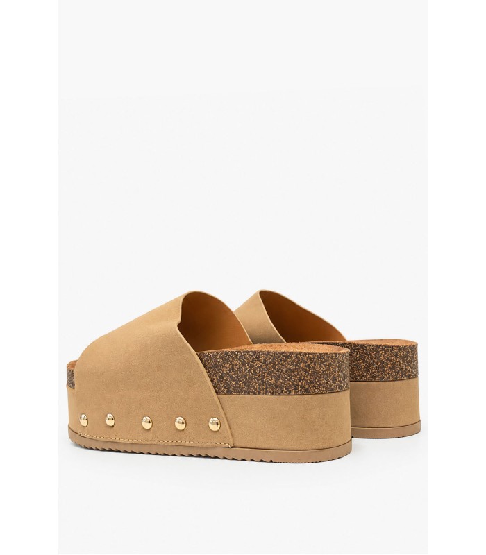 Κάμελ flatform με χρυσά τρουκς