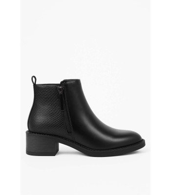 Μαύρο ankle boot με textured πίσω μέρος και χαμηλό τακούνι