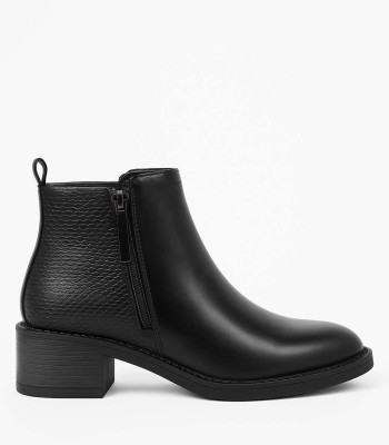 Μαύρο ankle boot με textured πίσω μέρος και χαμηλό τακούνι