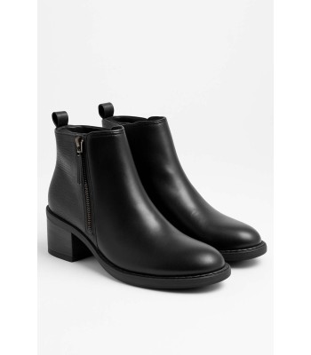 Μαύρο ankle boot με textured πίσω μέρος και χαμηλό τακούνι