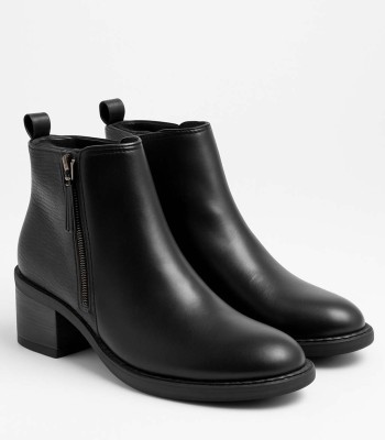Μαύρο ankle boot με textured πίσω μέρος και χαμηλό τακούνι