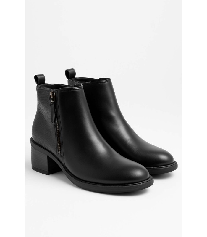 Μαύρο ankle boot με textured πίσω μέρος και χαμηλό τακούνι