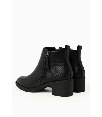 Μαύρο ankle boot με textured πίσω μέρος και χαμηλό τακούνι