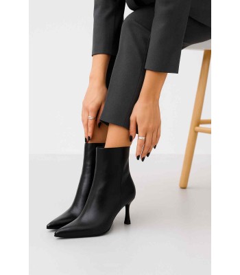 Μαύρο ankle boot με λεπτό τακούνι 