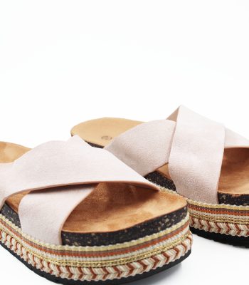 Γυναικείο flatform σε μπεζ χρώμα με χιαστί φάσες και ψάθινες λεπτομέρειες
