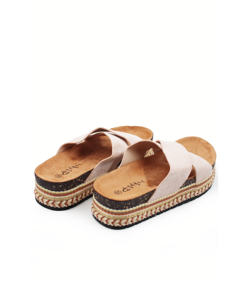 Γυναικείο flatform σε μπεζ χρώμα με χιαστί φάσες και ψάθινες λεπτομέρειες