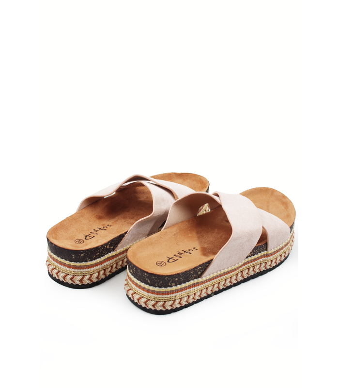 Γυναικείο flatform σε μπεζ χρώμα με χιαστί φάσες και ψάθινες λεπτομέρειες