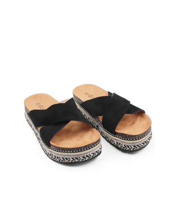 Γυναικείο flatform σε μαύρο χρώμα με χιαστί φάσες και ψάθινες λεπτομέρειες