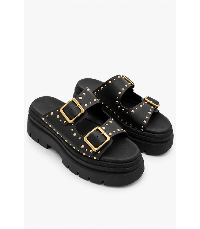Μαύρο flatform με χρυσές αγκράφες και τρουκς