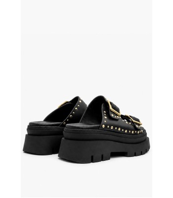 Μαύρο flatform με χρυσές αγκράφες και τρουκς