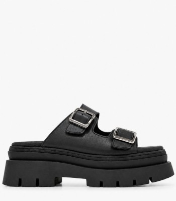 Μαύρο flatform με chunky σόλα και μεταλλικές αγκράφες
