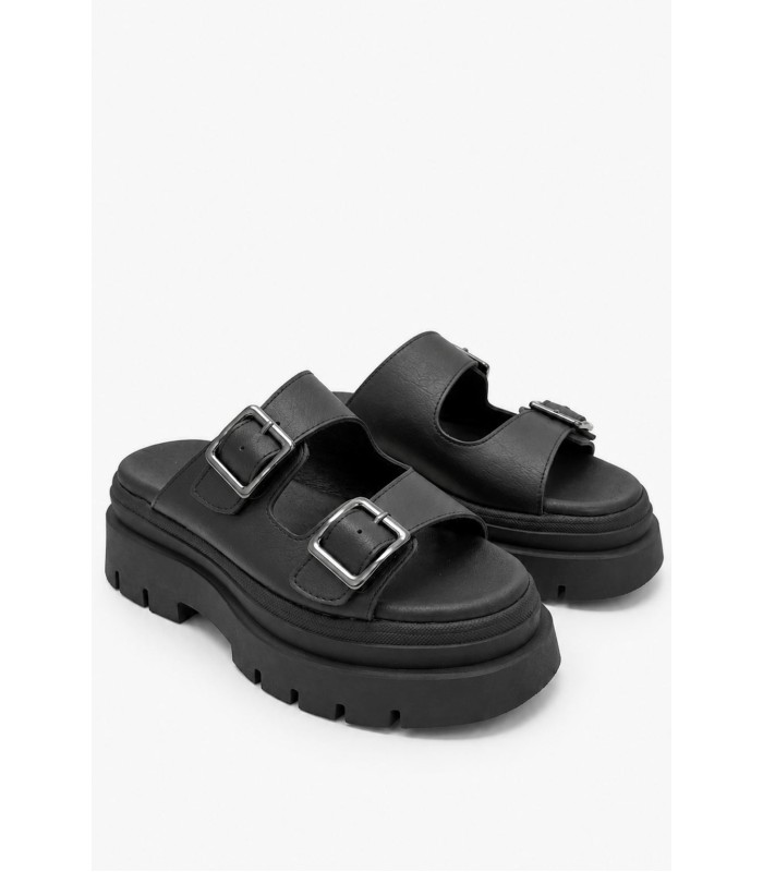 Μαύρο flatform με chunky σόλα και μεταλλικές αγκράφες