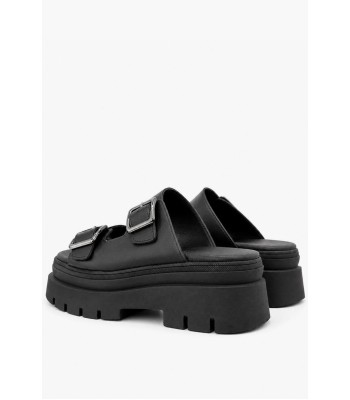 Μαύρο flatform με chunky σόλα και μεταλλικές αγκράφες
