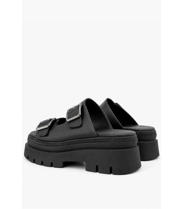 Μαύρο flatform με chunky σόλα και μεταλλικές αγκράφες