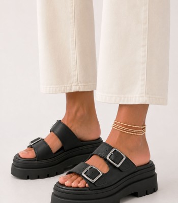 Μαύρο flatform με chunky σόλα και μεταλλικές αγκράφες