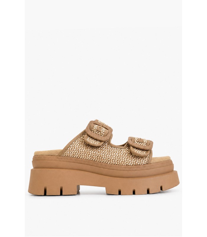 Μπεζ flatform με πλεκτή υφή και διακοσμητικές αγκράφες